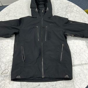 Patagonia ski jacket. Sealed zippers. Pit zips.Right pocket has broken zipper.